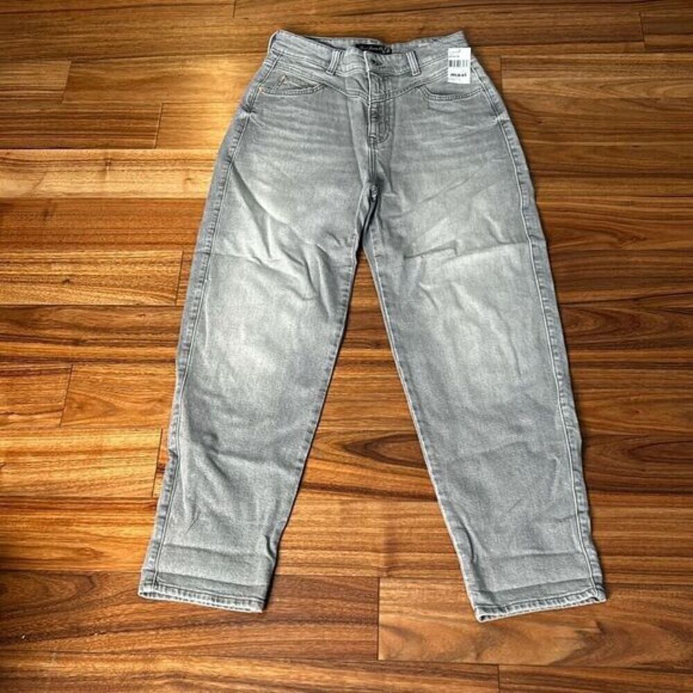 Mavi jeans loose fit Lola mom jeans front yoke design on a gray wash denim